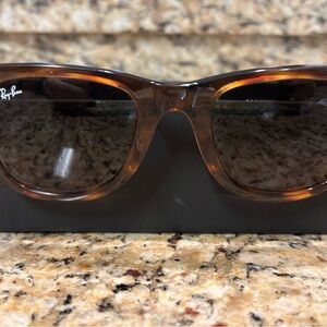 Like NEW!! Excellent Condition!!
Gender Neutral. 
Ray Ban Wayfarer Sunglasses.